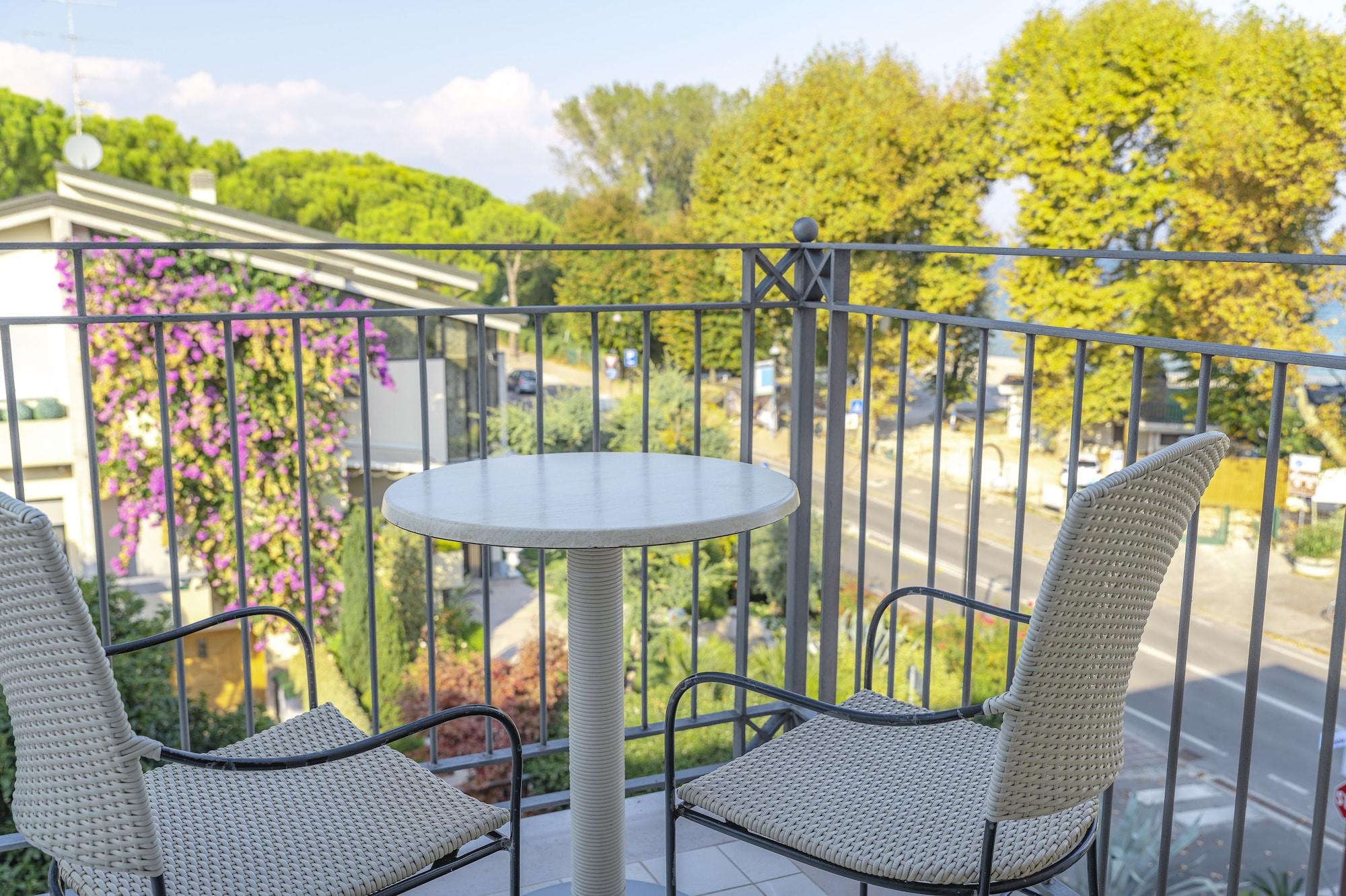 Villa Rosa Hotel Desenzano Desenzano del Garda Bagian luar foto