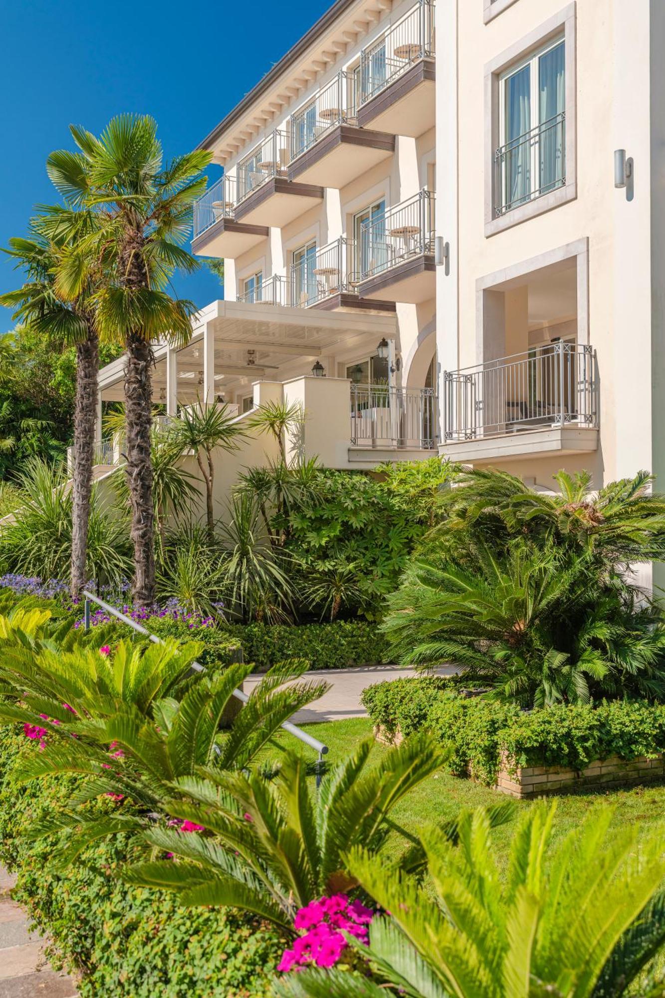 Villa Rosa Hotel Desenzano Desenzano del Garda Bagian luar foto